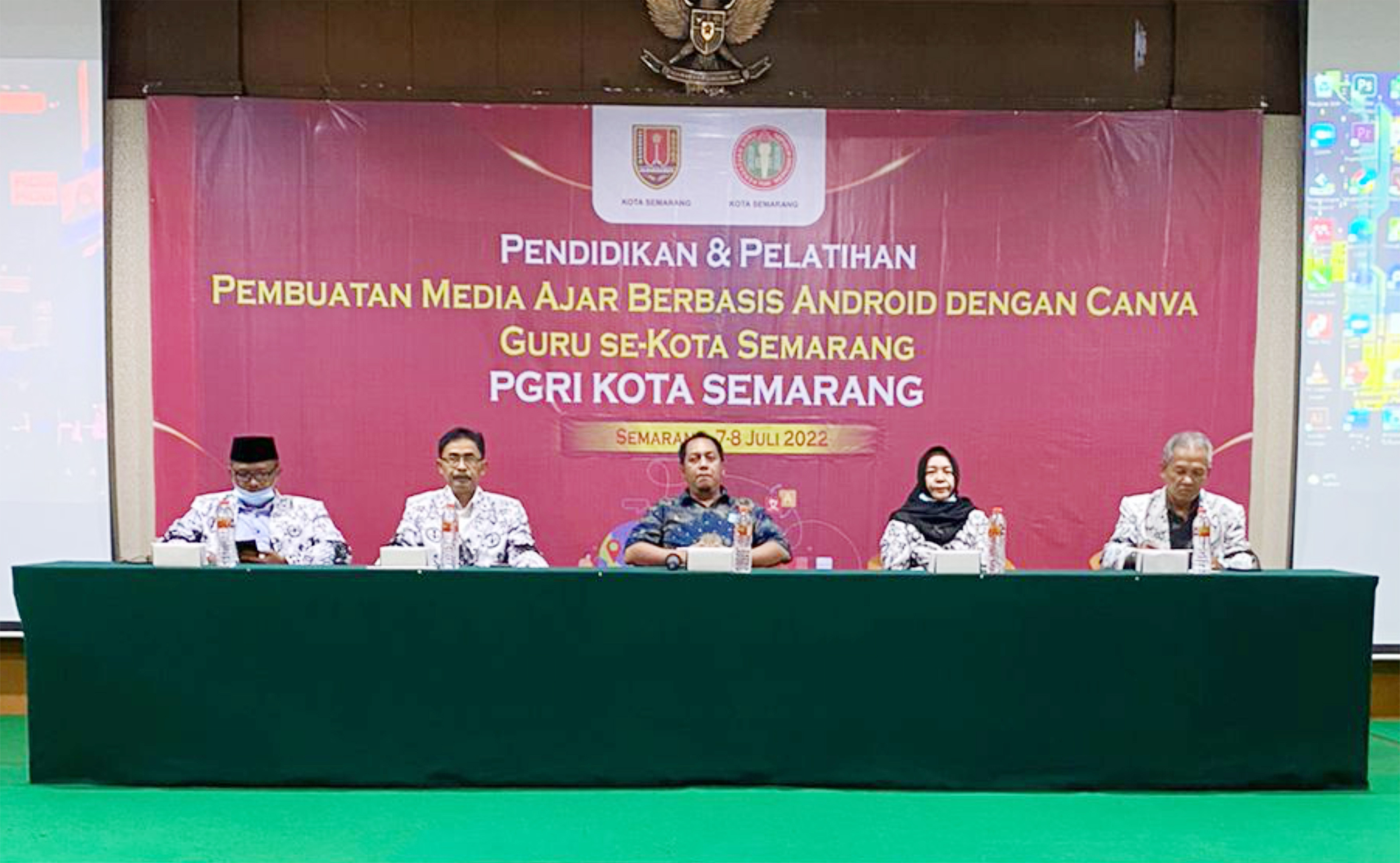Pendidikan dan Pelatihan Pembuatan Media Ajar Berbasis Android dengan Canva Guru se-Kota Semarang